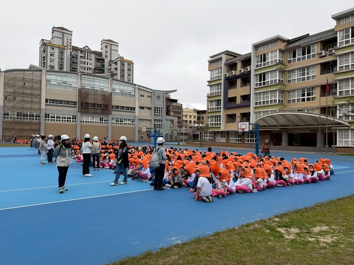 疏散至室外空曠集合處
